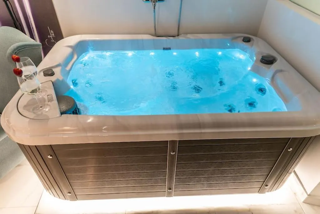 Mg Sapphire Jacuzzi Premium Suite Thessaloniki 0*,  Greece